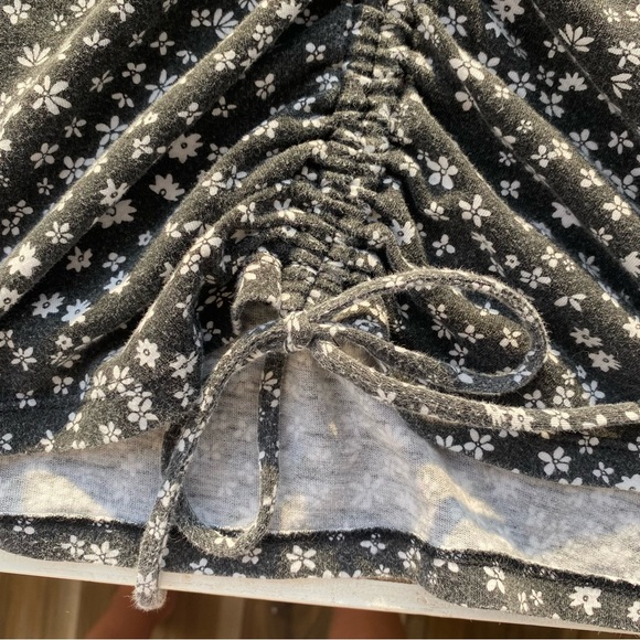 Arizona Jeans Co. Black w White Flowers Crop Top Gather Front Drawstring size L - Picture 3 of 8